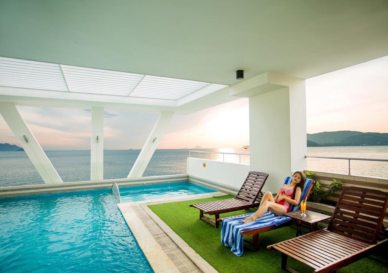Dendro Beachfront Hotel Нячанг Екстер'єр фото
